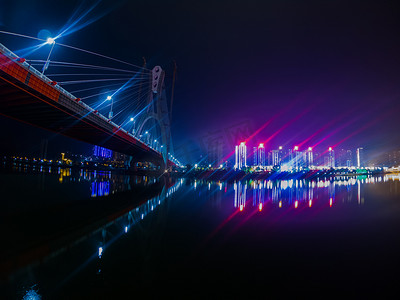 灯光下的大桥摄影图