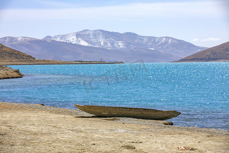 湖泊摄影照片_天空下那一湾湖水摄影图