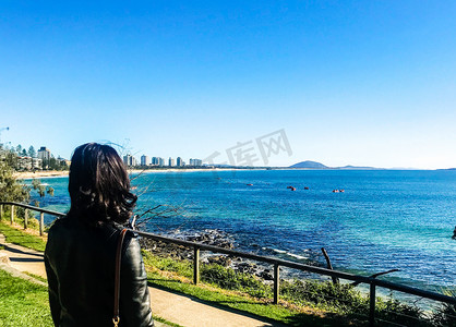 女神节黑色摄影照片_面朝大海的黑色女性背影