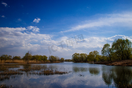蓝天白云湖边湖水风光摄影图