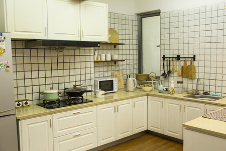 厨房中的背影摄影照片_一间厨房摄影图