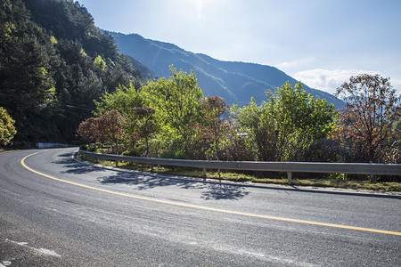 公路摄影照片_山旁公路摄影图