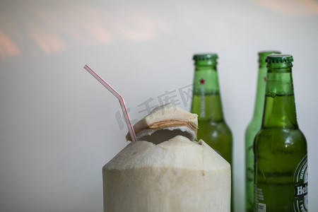 夏天椰子啤酒摄影图