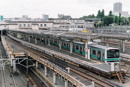 日本电车车站进站摄影图