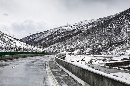 西藏雪山公路摄影图