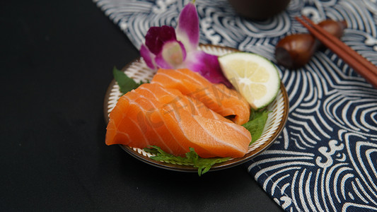 日式风格边框摄影照片_日式寿司三文鱼摄影图