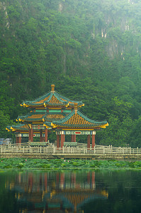 古风国潮山水摄影照片_湖上的荷花和凉亭摄影图