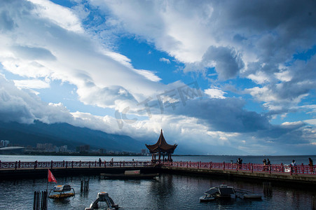 云南旅游房价摄影照片_条形云下海心亭摄影图