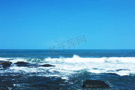 清凉遇夏摄影照片_白色海浪摄影图