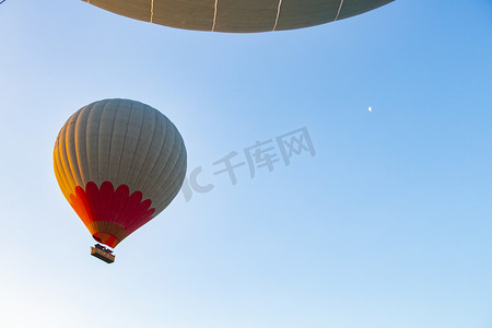 热气球摄影照片_漂亮升空热气球摄影图