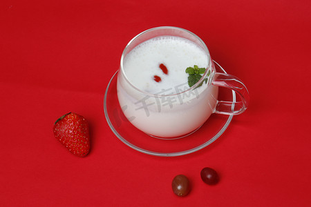 草莓酸奶甜品摄影图