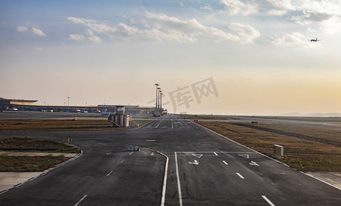 广阔天际飞机场摄影图