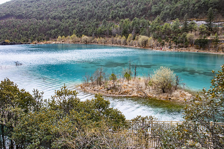 青山绿水湖泊碧谭摄影图