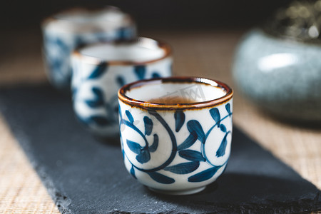 青花瓷光盘摄影照片_茶杯红茶摄影图