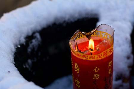 雪后祈福祈愿蜡烛摄影图