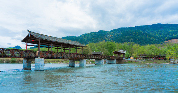 蓝天山湖木质小桥摄影图