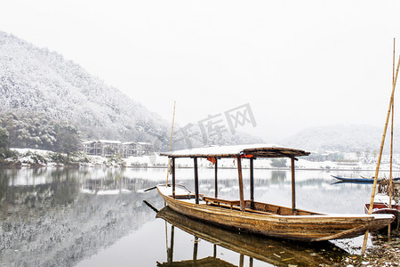 旅游雪景摄影照片_水面船和房屋摄影图