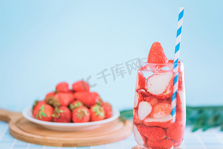 夏季饮品摄影照片_夏季水果草莓摄影图