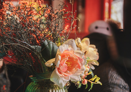 温馨花卉摄影照片_餐桌花卉玻璃瓶摄影图