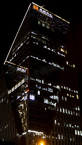 斜角型大楼夜景摄影图