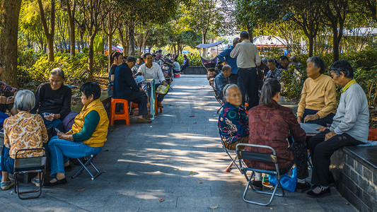 圣诞老人摔跤摄影照片_公园打牌老人摄影图