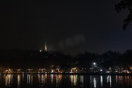 线条背景图摄影照片_城市西湖夜景灯光摄影图