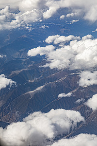 俯瞰大地山峰摄影图