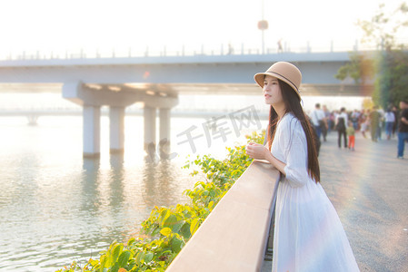 魔法少女小樱摄影照片_阳光下的少女