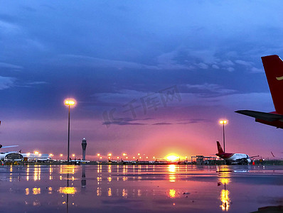中秋国庆摄影照片_飞机场上的红色日出摄影图