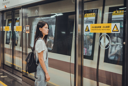 少女粉面摄影照片_等地铁的美女