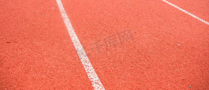 红色毕业季摄影照片_校园红色跑道运动会背景