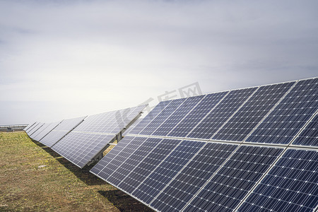 太阳能led灯串摄影照片_太阳能发电基础建设摄影图