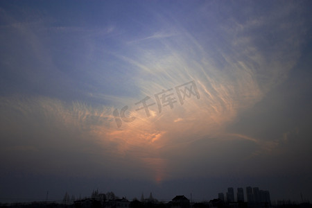 太阳藏进云里自然风景摄影图