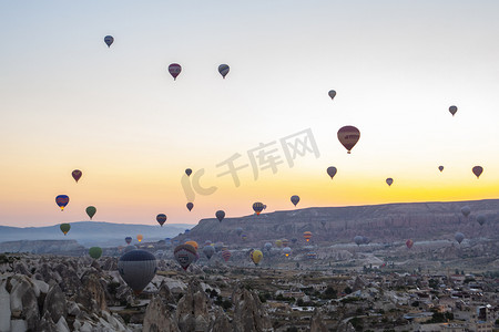 土耳其热气球摄影照片_热气球升空摄影图