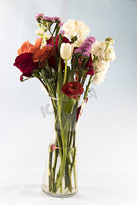 花瓶里的鲜花高清摄影图