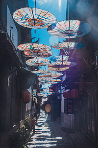 老街古建筑街道油纸伞摄影图