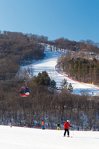 冰雪迪士尼摄影照片_竖版拍摄滑雪场场景