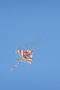卡通手绘风筝摄影照片_放飞在蓝天下风筝摄影图