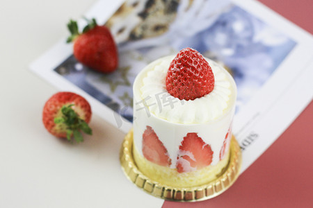 草莓的奶油小蛋糕摄影图