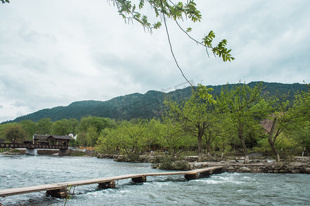 河流小桥青山绿树摄影图