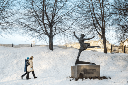 人物冬天摄影照片_漫步在雪地上的旅行者