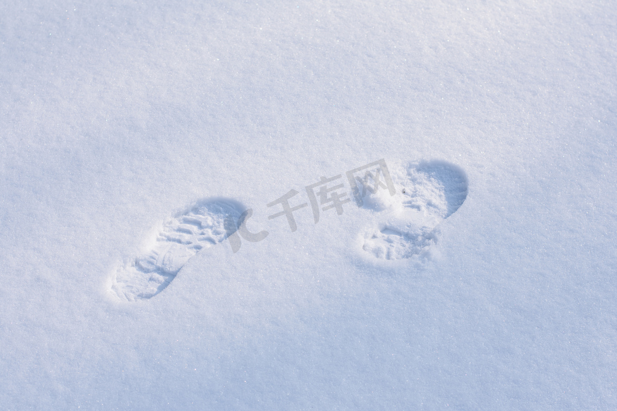 雪后雪地上两个脚印摄影图高清摄影大图 千库网 雪后雪地上两个脚印摄影图高清摄影大图 千库网