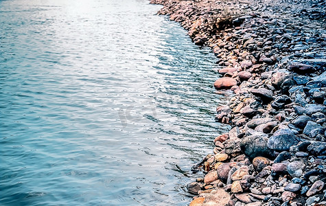 江边鹅卵石风景摄影图