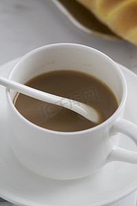 甜品杯摄影照片_西式甜点毛毛虫面包配上咖啡的美食摄影图