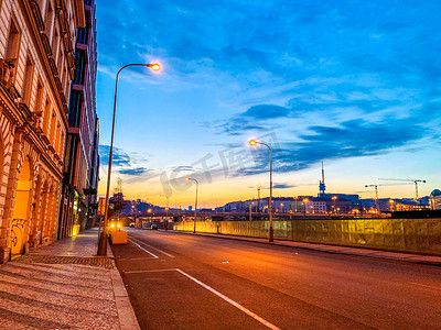 公路夜景摄影照片_欧洲马路街头夜景摄影图