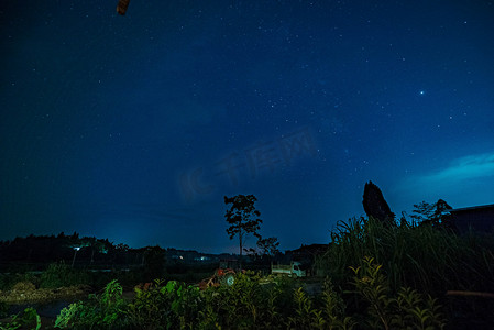 夜晚星河摄影图