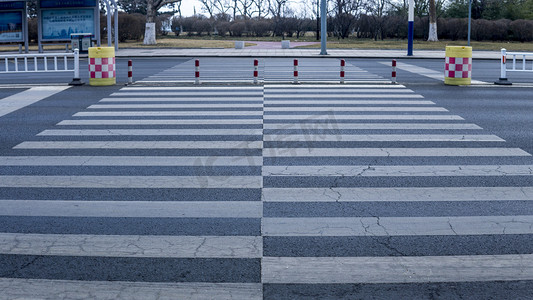 路口右转摄影照片_路口的斑马线高清图片摄影图