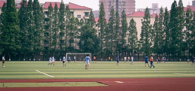 垂直俯拍足球场摄影照片_学校操场足球赛摄影图