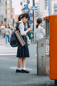 东京街头女学生侧面