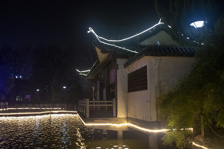 湖边摄影照片_夜景湖边房子摄影图